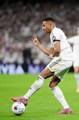 LA LIGA EA Sports - Real Madrid vs Villarreal MADRID, SPAIN - October 4: Kylian Mbappe of Real Madrid in action during the La Liga 2025 26 match between Real Madrid and Villarreal at Santiago Bernabeu Stadium. (Photo by Guille Martinez f22photo) Madrid Santiago Bernabeu Stadium Spain Copyright: xGuillermoxMartinezx