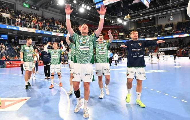 04.10.2025 - Handball - 1. Bundesliga DAIKIN HBL - Saison 2025 2026 - 07. Spieltag: HC Erlangen Metropolregion Nürnberg HCE - Füchse Berlin - - xwoxzix - Max Darj (5, Füchse Berlin ) und Mannschaft Team - Jubel Freude nach Spielende