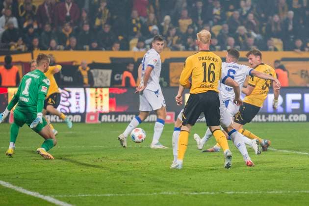 04.10.2025, xomx, Fussball 2.Bundesliga, Dynamo Dresden - Karlsruher SC v.l. jubelt, Torjubel, Tor, Goal, Jubel, Freude, freuen zum 2:2 durch Christoph Daferner (Dynamo Dresden) (DFL DFB REGULATIONS PROHIBIT ANY USE OF PHOTOGRAPHS as IMAGE SEQUENCES and or QUASI-VIDEO) Dresden