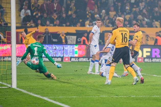04.10.2025, xomx, Fussball 2.Bundesliga, Dynamo Dresden - Karlsruher SC v.l. jubelt, Torjubel, Tor, Goal, Jubel, Freude, freuen zum 2:2 durch Christoph Daferner (Dynamo Dresden) (DFL DFB REGULATIONS PROHIBIT ANY USE OF PHOTOGRAPHS as IMAGE SEQUENCES and or QUASI-VIDEO) Dresden