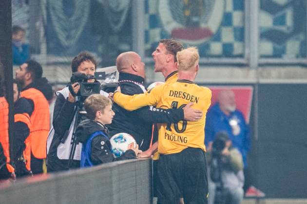 04.10.2025, xomx, Fussball 2.Bundesliga, Dynamo Dresden - Karlsruher SC v.l. jubelt, Torjubel, Tor, Goal, Jubel, Freude, freuen zum 2:2 durch Christoph Daferner (Dynamo Dresden) (DFL DFB REGULATIONS PROHIBIT ANY USE OF PHOTOGRAPHS as IMAGE SEQUENCES and or QUASI-VIDEO) Dresden