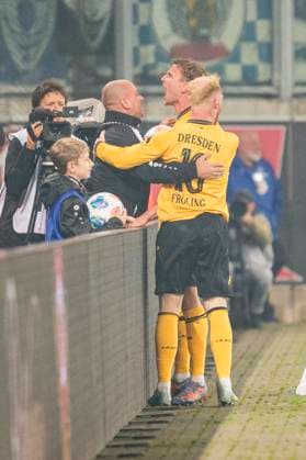 04.10.2025, xomx, Fussball 2.Bundesliga, Dynamo Dresden - Karlsruher SC v.l. jubelt, Torjubel, Tor, Goal, Jubel, Freude, freuen zum 2:2 durch Christoph Daferner (Dynamo Dresden) (DFL DFB REGULATIONS PROHIBIT ANY USE OF PHOTOGRAPHS as IMAGE SEQUENCES and or QUASI-VIDEO) Dresden