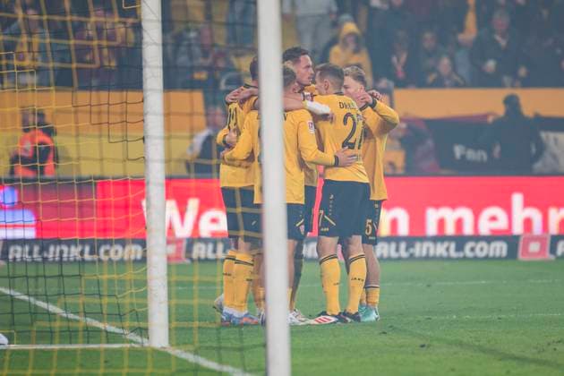 04.10.2025, xomx, Fussball 2.Bundesliga, Dynamo Dresden - Karlsruher SC v.l. jubelt, Torjubel, Tor, Goal, Jubel, Freude, freuen zum 2:2 durch Christoph Daferner (Dynamo Dresden) (DFL DFB REGULATIONS PROHIBIT ANY USE OF PHOTOGRAPHS as IMAGE SEQUENCES and or QUASI-VIDEO) Dresden