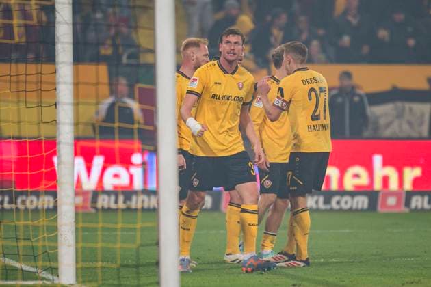 04.10.2025, xomx, Fussball 2.Bundesliga, Dynamo Dresden - Karlsruher SC v.l. jubelt, Torjubel, Tor, Goal, Jubel, Freude, freuen zum 2:2 durch Christoph Daferner (Dynamo Dresden) (DFL DFB REGULATIONS PROHIBIT ANY USE OF PHOTOGRAPHS as IMAGE SEQUENCES and or QUASI-VIDEO) Dresden