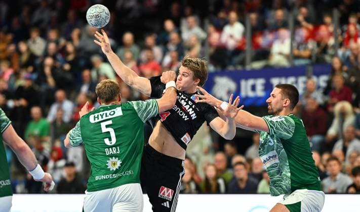 04.10.2025 - Handball - 1. Bundesliga DAIKIN HBL - Saison 2025 2026 - 07. Spieltag: HC Erlangen Metropolregion Nürnberg HCE - Füchse Berlin - - xwoxzix - Max Darj (5, Füchse Berlin ) Andri Mar Runarsson (4, HC Erlangen HCE ) Fabian Wiede (3, Füchse Berlin )