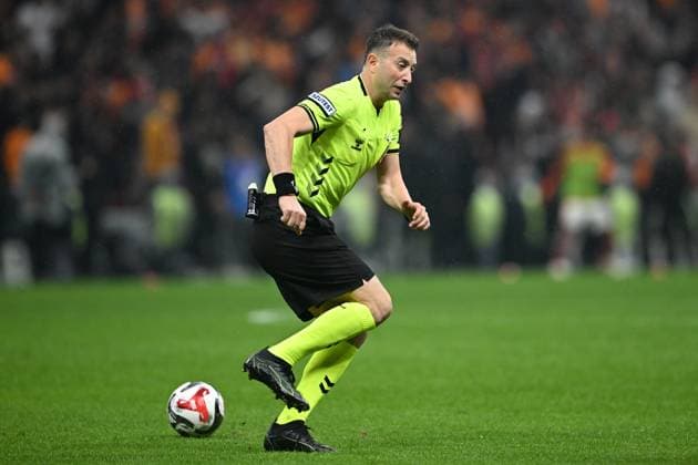 Galatasaray v Besiktas - Turkish Super Lig ISTANBUL, TURKIYE - OCTOBER 4: Referee Yasin Kol leads Turkish Super Lig week 8 football match between Galatasaray and Besiktas at RAMS Park in Istanbul, Turkiye on October 4, 2025. Ahmet Okatali Anadolu Istanbul Turkey. Editorial use only. Please get in touch for any other usage.  Copyright: x2025xAnadoluxAhmetxOkatalix