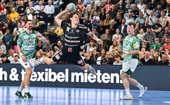 04.10.2025 - Handball - 1. Bundesliga DAIKIN HBL - Saison 2025 2026 - 07. Spieltag: HC Erlangen Metropolregion Nürnberg HCE - Füchse Berlin - - xwoxzix - Florian Scheerer (10, HC Erlangen HCE ) gegen Fabian Wiede (3, Füchse Berlin ) Hakun West av Teigum (34, Füchse Berlin )