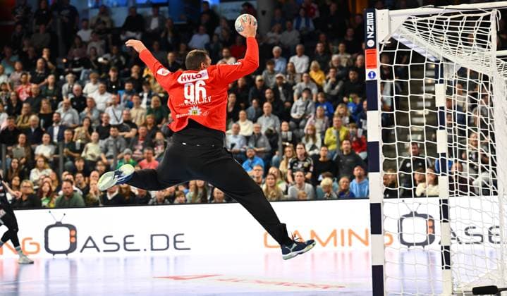 04.10.2025 - Handball - 1. Bundesliga DAIKIN HBL - Saison 2025 2026 - 07. Spieltag: HC Erlangen Metropolregion Nürnberg HCE - Füchse Berlin - - xwoxzix - Dejan Milosavljev (96, Füchse Berlin ) rettet