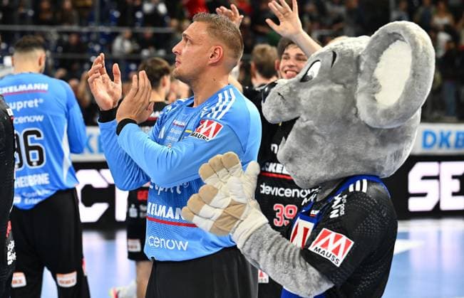 04.10.2025 - Handball - 1. Bundesliga DAIKIN HBL - Saison 2025 2026 - 07. Spieltag: HC Erlangen Metropolregion Nürnberg HCE - Füchse Berlin - - xwoxzix - Dario Quenstedt (1, HC Erlangen HCE ) nach Spielende