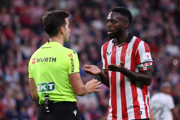 Athletic Club Bilbao v Mallorca - La Liga BILBAO, SPAIN - OCTOBER 4: Inaki Williams (R) of Athletic Club Bilbao objects to the referee Alejandro Quintero Gonzalez (L) during La Liga week 8 football match between Athletic Club Bilbao and Mallorca at San Mames Stadium in Bilbao, Spain on October 4, 2025. Pablo Garcia Anadolu Bilbao Spain. Editorial use only. Please get in touch for any other usage.  Copyright: x2025xAnadoluxPabloxGarciax