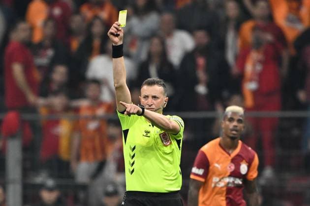 Galatasaray v Besiktas - Turkish Super Lig ISTANBUL, TURKIYE - OCTOBER 4: Referee Yasin Kol leads Turkish Super Lig week 8 football match between Galatasaray and Besiktas at RAMS Park in Istanbul, Turkiye on October 4, 2025. Ahmet Okatali Anadolu Istanbul Turkey. Editorial use only. Please get in touch for any other usage.  Copyright: x2025xAnadoluxAhmetxOkatalix