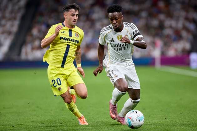 October 4, 2025, Madrid, Madrid, Spain: Vinicius Jr of Real Madrid CF and Alberto Moleiro of Villarreal CF during La Liga football match between Real Madrid CF v Villareal CF at Santiago Bernabeu Stadium in Madrid, Spain, October 4, 2025 Madrid Spain - ZUMAa206 20251004_zsp_a206_043 Copyright: xRubenxAlbarranx