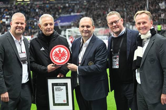 04.10.2025 xhpx Frankfurt am Main, Deutsche Bank Park Bundesliga Saison 2025 2026 Eintracht Frankfurt - FC Bayern München geschäftsführenden Präsidiumsmitglied Moritz Theimann Eintracht Frankfurt Legende Karl-Heinz Charly Körbel erhält die Ehrenmitgliedschaft Eintracht Frankfurt Präsident Mathias Beck Vorstand Philipp Reschke Armin Kraaz Amateur-, Nachwuchs- und Seniorensport. DFL DFB REGULATIONS PROHIBIT ANY USE OF PHOTOGRAPHS AS IMAGE SEQUENCES AND OR QUASI-VIDEO.