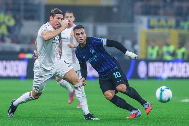 FC Internazionale vs US Cremonese - Serie A 2025 26 - 04 10 2025 Lautaro Martinez of FC Internazionale seen in action with Federico Baschirotto of US Cremonese during Serie A 2025 26 football match between FC Internazionale and US Cremonese at San Siro Stadium Copyright: xBEAUTIFULxSPORTS Carabellix