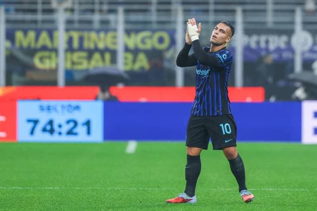 FC Internazionale vs US Cremonese - Serie A 2025 26 - 04 10 2025 Lautaro Martinez of FC Internazionale greets the fans during Serie A 2025 26 football match between FC Internazionale and US Cremonese at San Siro Stadium Copyright: xBEAUTIFULxSPORTS Carabellix