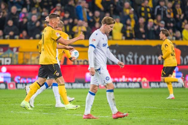 04.10.2025, xomx, Fussball 2.Bundesliga, Dynamo Dresden - Karlsruher SC v.l. jubelt, Torjubel, Tor, Goal, Jubel, Freude, freuen zum 3:3. Lukas Böder (Dynamo Dresden), Stefan Kutschke (Dynamo Dresden) (DFL DFB REGULATIONS PROHIBIT ANY USE OF PHOTOGRAPHS as IMAGE SEQUENCES and or QUASI-VIDEO) Dresden