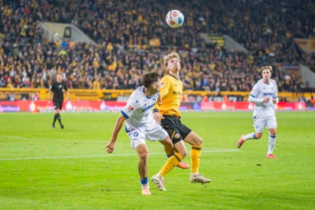 04.10.2025, xomx, Fussball 2.Bundesliga, Dynamo Dresden - Karlsruher SC v.l. Rafael Pinto Pedrosa (Karlsruher SC) und Dominik Kother (Dynamo Dresden) im Zweikampf am Ball (DFL DFB REGULATIONS PROHIBIT ANY USE OF PHOTOGRAPHS as IMAGE SEQUENCES and or QUASI-VIDEO) Dresden