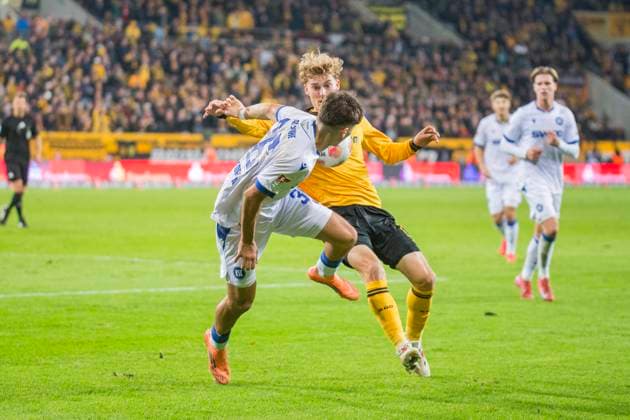 04.10.2025, xomx, Fussball 2.Bundesliga, Dynamo Dresden - Karlsruher SC v.l. Rafael Pinto Pedrosa (Karlsruher SC) und Dominik Kother (Dynamo Dresden) im Zweikampf am Ball (DFL DFB REGULATIONS PROHIBIT ANY USE OF PHOTOGRAPHS as IMAGE SEQUENCES and or QUASI-VIDEO) Dresden