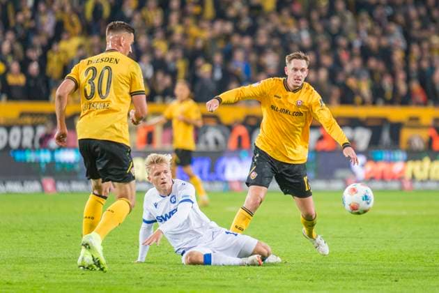 04.10.2025, xomx, Fussball 2.Bundesliga, Dynamo Dresden - Karlsruher SC v.l. +d30, Andreas Müller (Karlsruher SC) (DFL DFB REGULATIONS PROHIBIT ANY USE OF PHOTOGRAPHS as IMAGE SEQUENCES and or QUASI-VIDEO) Dresden