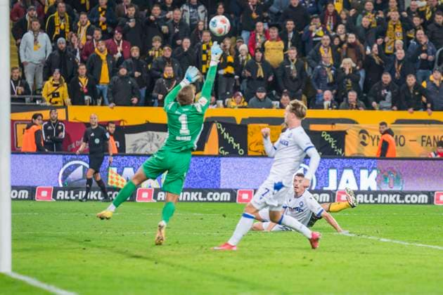 04.10.2025, xomx, Fussball 2.Bundesliga, Dynamo Dresden - Karlsruher SC v.l. Hans Christian Bernat (Karlsruher SC) am Ball (DFL DFB REGULATIONS PROHIBIT ANY USE OF PHOTOGRAPHS as IMAGE SEQUENCES and or QUASI-VIDEO) Dresden
