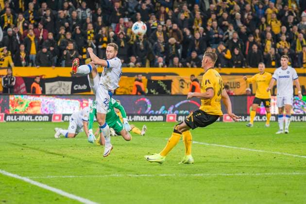 04.10.2025, xomx, Fussball 2.Bundesliga, Dynamo Dresden - Karlsruher SC v.l. Christoph Kobald (Karlsruher SC) klaert (DFL DFB REGULATIONS PROHIBIT ANY USE OF PHOTOGRAPHS as IMAGE SEQUENCES and or QUASI-VIDEO) Dresden