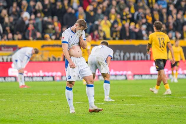 04.10.2025, xomx, Fussball 2.Bundesliga, Dynamo Dresden - Karlsruher SC v.l. Trauer KSC (DFL DFB REGULATIONS PROHIBIT ANY USE OF PHOTOGRAPHS as IMAGE SEQUENCES and or QUASI-VIDEO) Dresden