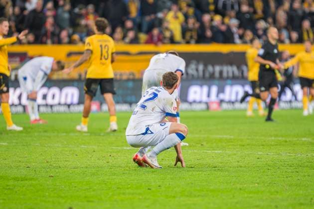 04.10.2025, xomx, Fussball 2.Bundesliga, Dynamo Dresden - Karlsruher SC v.l. Trauer KSC (DFL DFB REGULATIONS PROHIBIT ANY USE OF PHOTOGRAPHS as IMAGE SEQUENCES and or QUASI-VIDEO) Dresden