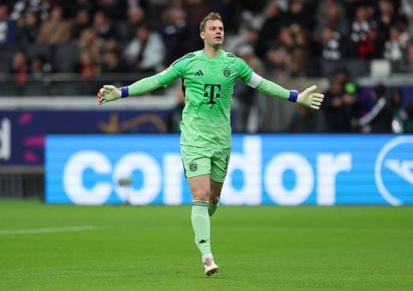 04.10.2025, Fussball Bundesliga, Eintracht Frankfurt - FC Bayern München, v.l., Torjubel von Torwart Manuel Neuer (FC Bayern München) über das 0:1 von Luis Diaz (FC Bayern München), Goal celebration, celebrate the goal DFL DFB REGULATIONS PROHIBIT ANY USE OF PHOTOGRAPHS AS IMAGE SEQUENCES AND OR QUASI-VIDEO. xdcx Copyright: HMBxMedia Claus