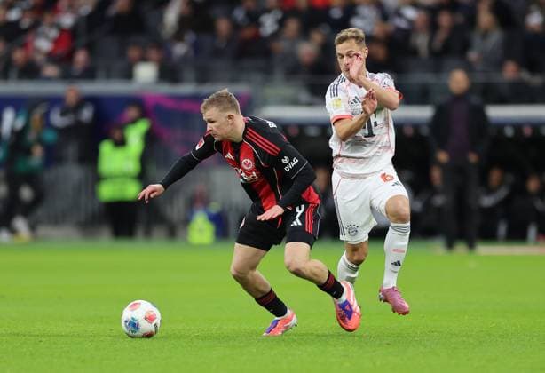 04.10.2025, Fussball Bundesliga, Eintracht Frankfurt - FC Bayern München, v.l., Jonathan Burkardt (Eintracht Frankfurt), Joshua Kimmich (FC Bayern München) DFL DFB REGULATIONS PROHIBIT ANY USE OF PHOTOGRAPHS AS IMAGE SEQUENCES AND OR QUASI-VIDEO. xdcx Copyright: HMBxMedia Claus