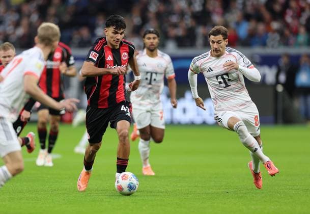 04.10.2025, Fussball Bundesliga, Eintracht Frankfurt - FC Bayern München, v.l., Can Uzun (Eintracht Frankfurt), Leon Goretzka (FC Bayern München) DFL DFB REGULATIONS PROHIBIT ANY USE OF PHOTOGRAPHS AS IMAGE SEQUENCES AND OR QUASI-VIDEO. xdcx Copyright: HMBxMedia Claus