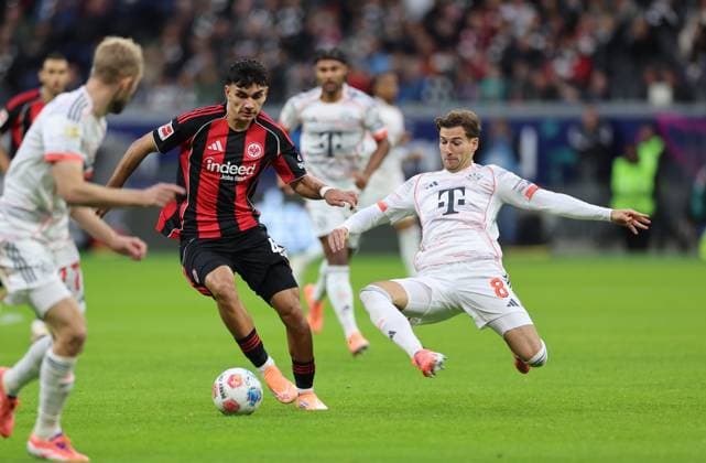 04.10.2025, Fussball Bundesliga, Eintracht Frankfurt - FC Bayern München, v.l., Can Uzun (Eintracht Frankfurt), Leon Goretzka (FC Bayern München) DFL DFB REGULATIONS PROHIBIT ANY USE OF PHOTOGRAPHS AS IMAGE SEQUENCES AND OR QUASI-VIDEO. xdcx Copyright: HMBxMedia Claus
