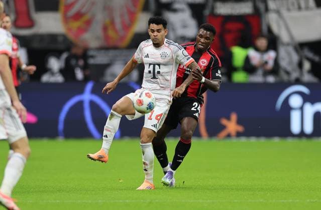 04.10.2025, Fussball Bundesliga, Eintracht Frankfurt - FC Bayern München, v.l., Luis Diaz (FC Bayern München), Aurelio Buta (Eintracht Frankfurt) DFL DFB REGULATIONS PROHIBIT ANY USE OF PHOTOGRAPHS AS IMAGE SEQUENCES AND OR QUASI-VIDEO. xdcx Copyright: HMBxMedia Claus
