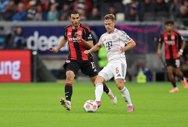 04.10.2025, Fussball Bundesliga, Eintracht Frankfurt - FC Bayern München, v.l., Ellyes Skhiri (Eintracht Frankfurt), Joshua Kimmich (FC Bayern München) DFL DFB REGULATIONS PROHIBIT ANY USE OF PHOTOGRAPHS AS IMAGE SEQUENCES AND OR QUASI-VIDEO. xdcx Copyright: HMBxMedia Claus