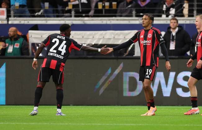 04.10.2025, Fussball Bundesliga, Eintracht Frankfurt - FC Bayern München, v.l., Aurelio Buta (Eintracht Frankfurt), Jean-Matteo Bahoya (Eintracht Frankfurt) DFL DFB REGULATIONS PROHIBIT ANY USE OF PHOTOGRAPHS AS IMAGE SEQUENCES AND OR QUASI-VIDEO. xdcx Copyright: HMBxMedia Claus