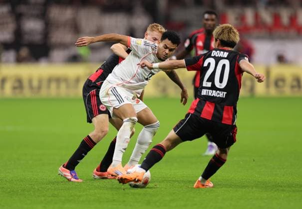 04.10.2025, Fussball Bundesliga, Eintracht Frankfurt - FC Bayern München, v.l., Hugo Larsson (Eintracht Frankfurt), Luis Diaz (FC Bayern München), Ritsu Doan (Eintracht Frankfurt) DFL DFB REGULATIONS PROHIBIT ANY USE OF PHOTOGRAPHS AS IMAGE SEQUENCES AND OR QUASI-VIDEO. xdcx Copyright: HMBxMedia Claus