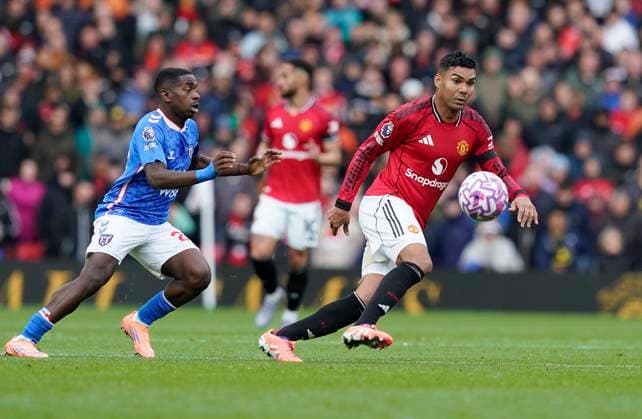 Manchester, England, 4th October 2025. Casemiro of Manchester United, ManU (R) with Noah Sadiki of Sunderland during the Manchester United vs Sunderland Premier League match at Old Trafford, Manchester. Picture credit should read: Andrew Yates Sportimage EDITORIAL USE ONLY. No use with unauthorised audio, video, data, fixture lists, club league logos or live services. Online in-match use limited to 120 images, no video emulation. No use in betting, games or single club league player publications. SPI_064_AY_MAN_UTD_SUN SPI-4195-0070