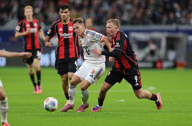 04.10.2025, Fussball Bundesliga, Eintracht Frankfurt - FC Bayern München, v.l., Joshua Kimmich (FC Bayern München), Jonathan Burkardt (Eintracht Frankfurt) DFL DFB REGULATIONS PROHIBIT ANY USE OF PHOTOGRAPHS AS IMAGE SEQUENCES AND OR QUASI-VIDEO. xdcx Copyright: HMBxMedia Claus