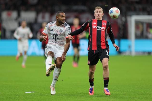 04.10.2025, Fussball Bundesliga, Eintracht Frankfurt - FC Bayern München, v.l., Jonathan Tah (FC Bayern München), Jonathan Burkardt (Eintracht Frankfurt) DFL DFB REGULATIONS PROHIBIT ANY USE OF PHOTOGRAPHS AS IMAGE SEQUENCES AND OR QUASI-VIDEO. xdcx Copyright: HMBxMedia Claus