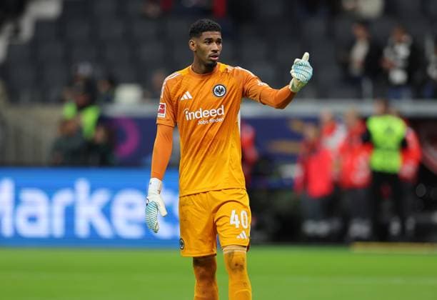 04.10.2025, Fussball Bundesliga, Eintracht Frankfurt - FC Bayern München, v.l., Torwart Kaua Kaua-Morais Vieira Dos Santos (Eintracht Frankfurt) gibt Anweisungen, gestikuliert, mit den Armen gestikulieren gives instructions, gesticulate DFL DFB REGULATIONS PROHIBIT ANY USE OF PHOTOGRAPHS AS IMAGE SEQUENCES AND OR QUASI-VIDEO. xdcx Copyright: HMBxMedia Claus