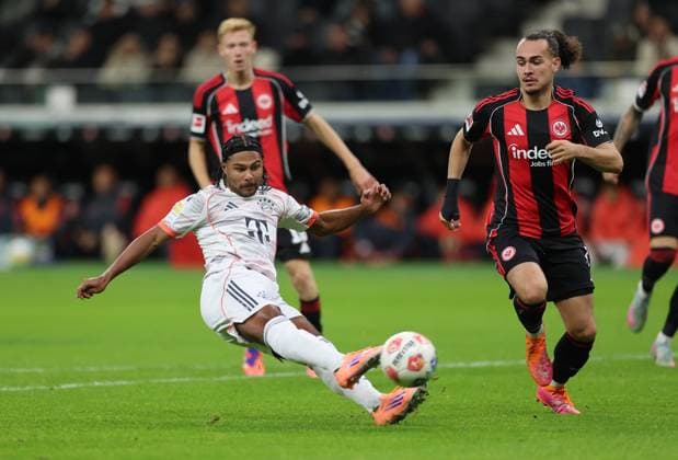 04.10.2025, Fussball Bundesliga, Eintracht Frankfurt - FC Bayern München, v.l., Serge Gnabry (FC Bayern München), Arthur Theate (Eintracht Frankfurt) DFL DFB REGULATIONS PROHIBIT ANY USE OF PHOTOGRAPHS AS IMAGE SEQUENCES AND OR QUASI-VIDEO. xdcx Copyright: HMBxMedia Claus