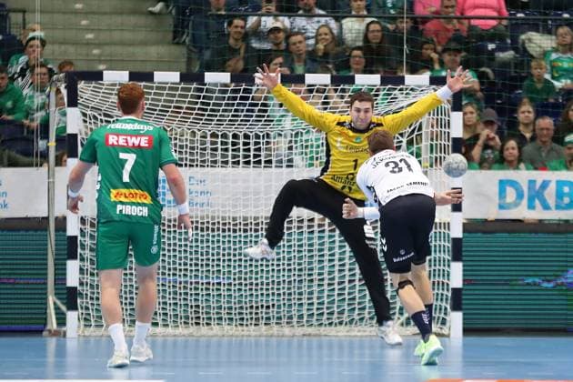 Handball DAIKIN HBL: SC DHfK Leipzig - SG Flensburg-Handewitt; 04.10.2025 Emil Jakobsen (31, SG Flensburg-Handewitt) wirft einen Siebenmeter gegen Torwart Domenico Ebner (1, SC DHfK Leipzig). Handball, DAIKIN HBL, 1. Bundesliga, Saison 2025 2026, 7. Spieltag: SC DHfK Leipzig vs. SG Flensburg-Handewitt am 04.10.2025 in der Quarterback Immobilien Arena Leipzig. Copyright: xBEAUTIFULxSPORTS JanxKaeferx
