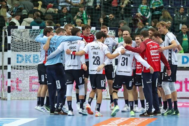 Handball DAIKIN HBL: SC DHfK Leipzig - SG Flensburg-Handewitt; 04.10.2025 Die Mannschaft von Flensburg-Handewitt feiert im Teamkreis ihren Sieg. Handball, DAIKIN HBL, 1. Bundesliga, Saison 2025 2026, 7. Spieltag: SC DHfK Leipzig vs. SG Flensburg-Handewitt am 04.10.2025 in der Quarterback Immobilien Arena Leipzig. Copyright: xBEAUTIFULxSPORTS JanxKaeferx