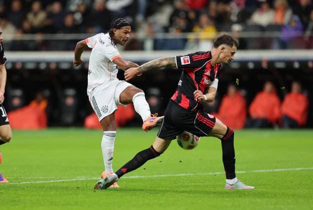 04.10.2025, Fussball Bundesliga, Eintracht Frankfurt - FC Bayern München, v.l., Serge Gnabry (FC Bayern München), Robin Koch (Eintracht Frankfurt) DFL DFB REGULATIONS PROHIBIT ANY USE OF PHOTOGRAPHS AS IMAGE SEQUENCES AND OR QUASI-VIDEO. xdcx Copyright: HMBxMedia Claus