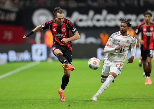 04.10.2025, Fussball Bundesliga, Eintracht Frankfurt - FC Bayern München, v.l., Arthur Theate (Eintracht Frankfurt), Michael Olise (FC Bayern München) DFL DFB REGULATIONS PROHIBIT ANY USE OF PHOTOGRAPHS AS IMAGE SEQUENCES AND OR QUASI-VIDEO. xdcx Copyright: HMBxMedia Claus