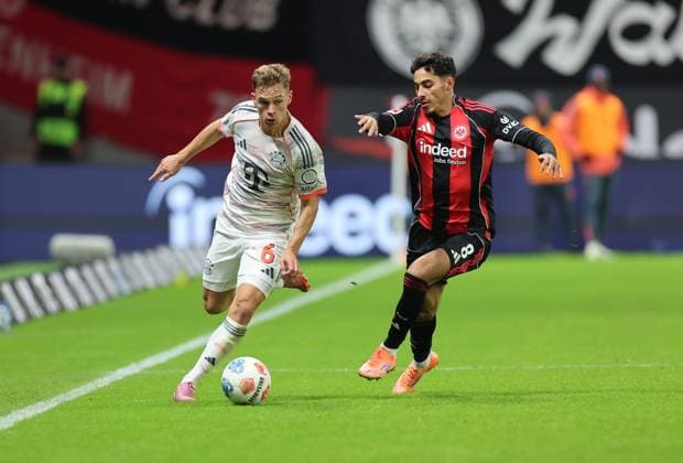 04.10.2025, Fussball Bundesliga, Eintracht Frankfurt - FC Bayern München, v.l., Joshua Kimmich (FC Bayern München), Fares Chaibi (Eintracht Frankfurt) DFL DFB REGULATIONS PROHIBIT ANY USE OF PHOTOGRAPHS AS IMAGE SEQUENCES AND OR QUASI-VIDEO. xdcx Copyright: HMBxMedia Claus