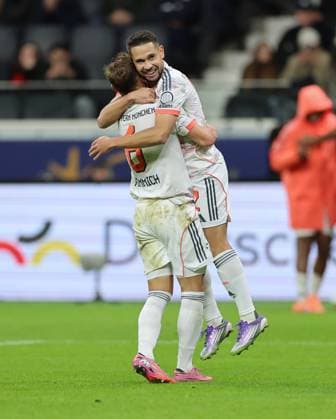 04.10.2025, Fussball Bundesliga, Eintracht Frankfurt - FC Bayern München, v.l., Joshua Kimmich (FC Bayern München) und Raphael Guerreiro (FC Bayern München) jubelnd bejubelt jubelt jubeln über das 0:3 durch Luis Diaz (FC Bayern München) DFL DFB REGULATIONS PROHIBIT ANY USE OF PHOTOGRAPHS AS IMAGE SEQUENCES AND OR QUASI-VIDEO. xdcx Copyright: HMBxMedia Claus
