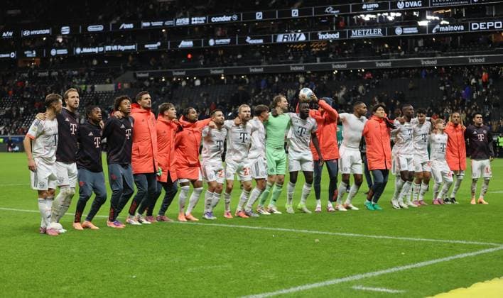 04.10.2025, Fussball Bundesliga, Eintracht Frankfurt - FC Bayern München, v.l., Bayern-Spieler feiern mit den Fans DFL DFB REGULATIONS PROHIBIT ANY USE OF PHOTOGRAPHS AS IMAGE SEQUENCES AND OR QUASI-VIDEO. xdcx Copyright: HMBxMedia Claus