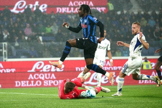 October 4, 2025, Bergamo, Lombardia: Como™s Jean Butez saves against Atalanta s Ademola Lookman during the Italian Serie A soccer match Atalanta BC vs Como 1907 at the New Balance Arena in Bergamo, Italy, 4 october 2025..ANSA MICHELE MARAVIGLIA. Soccer: Serie A; Atalanta-Como  - ZUMAa110 20251004_zaf_a110_077 Copyright: xMichelexMaravigliax