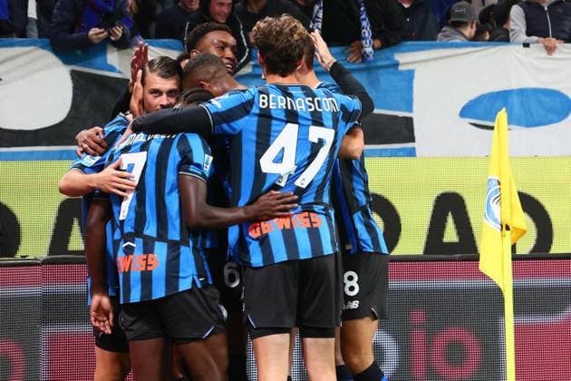 October 4, 2025, Bergamo, Lombardia: Atalanta s Lazar Samardzic celebrates after goal 1-0 during the Italian Serie A soccer match Atalanta BC vs Como 1907 at the New Balance Arena in Bergamo, Italy, 4 October 2025..ANSA MICHELE MARAVIGLIA. Soccer: Serie A; Atalanta-Como  - ZUMAa110 20251004_zaf_a110_078 Copyright: xMichelexMaravigliax