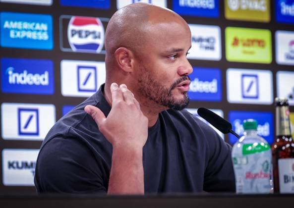 Chef-Trainer Vincent Kompany (FC Bayern Muenchen) bei der Pressekonferenz, Eintracht Frankfurt vs. FC Bayern Muenchen, DFL, Bundesliga, Saison 2025 2026, Deutsche Bank Park, Hinrunde, 6. Spieltag, 04.10.2025 DFB regulations prohibit any use of photographs as image sequences and or quasi-video Frankfurt Hessen Deutschland